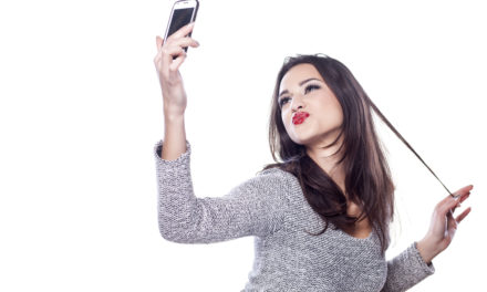 20 Trik Super Agar Foto Selfie Anda Jadi Lebih Menawan